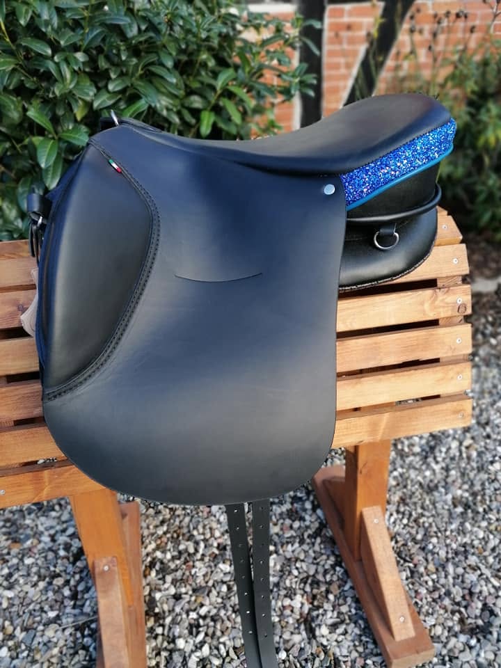 Sella senza arcione Ghost modello Torino Black in pelle oliata Notte con dettagli glitter blu notte sulla paletta