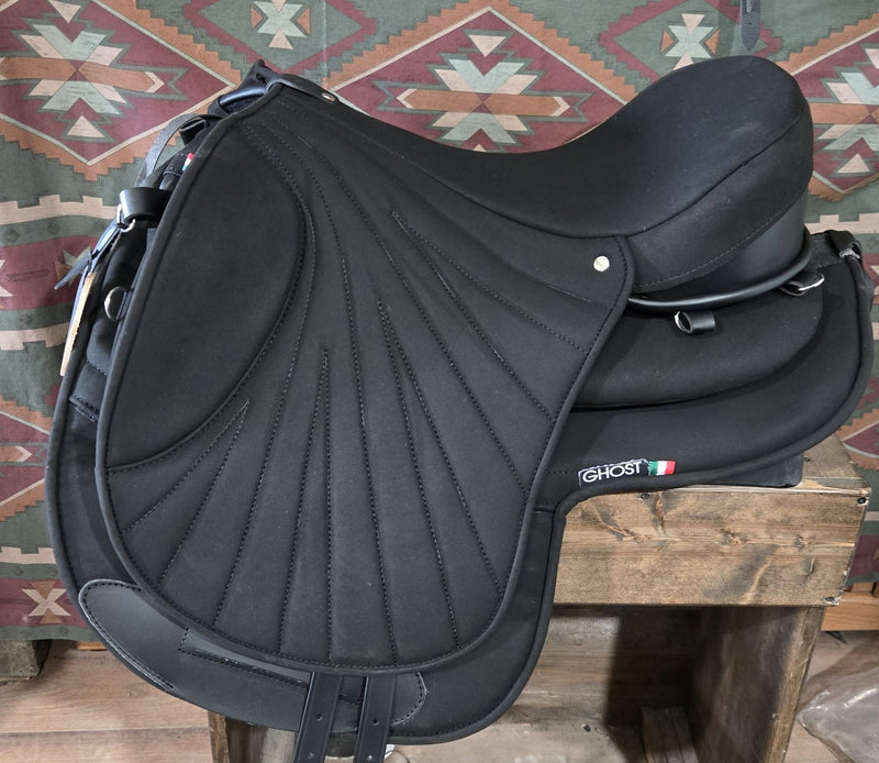 Sella senza arcione Ghost Torino Soft in Lorica nera con ricamo Grosseto a ventaglio sui quartieri