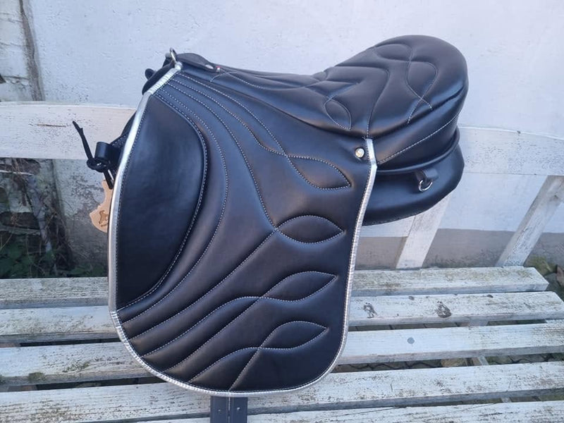 Sella senza arcione Ghost Torino Soft nera con ricamo Buttero e profilo argento