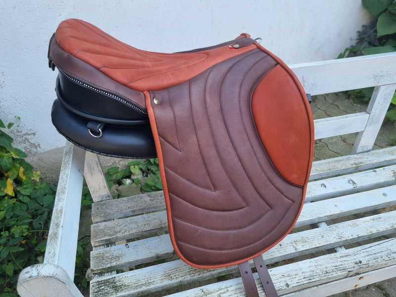 Sella senza arcione Ghost Torino Soft in pelle cuoio e cognac con ricamo Maxxi a onde sui quartieri