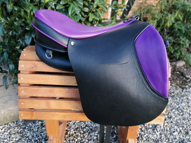 Sella senza arcione Ghost Torino Classic bicolore nera e viola con seduta e appoggi viola