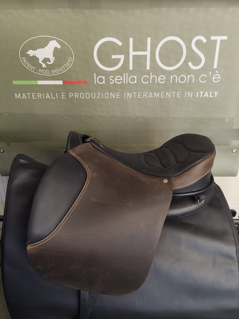 Sella senza arcione Ghost Torino in pelle marrone e nera con seduta ricamata Infinity davanti al logo aziendale