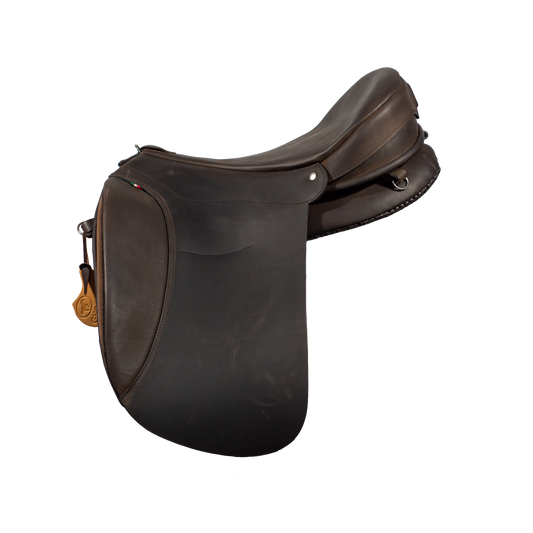 Sella equestre Ghost modello Lipica Classic monoblocco (monoflap) in pelle marrone scuro vista di profilo, con quartiere lungo rettilineo e dettagli in cuoio su sfondo trasparente.