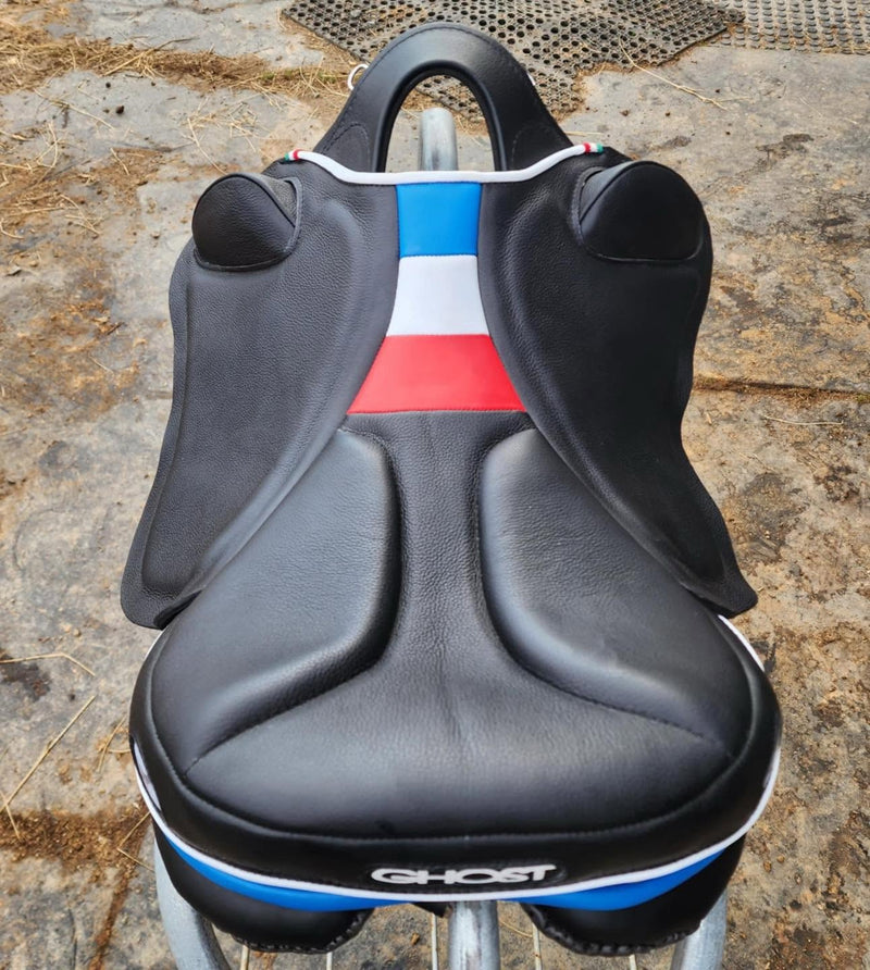 Vista completa dall'alto del seggio di una sella da equitazione Ghost in pelle nera, personalizzata con un inserto tricolore blu, bianco e rosso al centro e profili in tinta con sedile cocci.