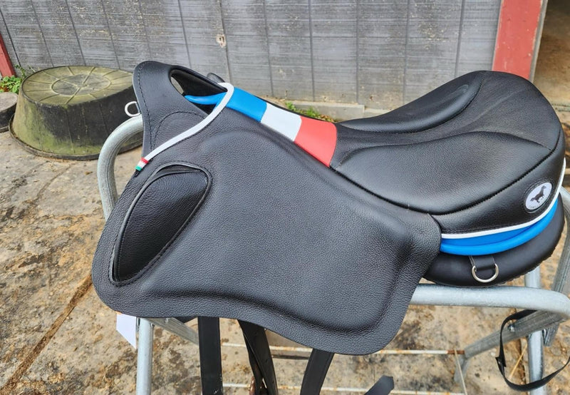Vista di profilo di una sella da equitazione Ghost modello Endurance in pelle nera, con inserto centrale tricolore francese (blu, bianco, rosso), bordo bianco e blu e logo del brand sulla paletta.