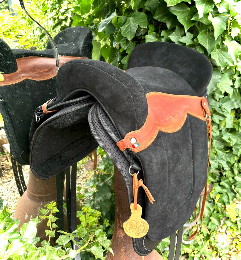 Sella western Ivoska in pelle scamosciata nera e cuoio cognac, vista frontale, dettaglio texture e accessori inclusi