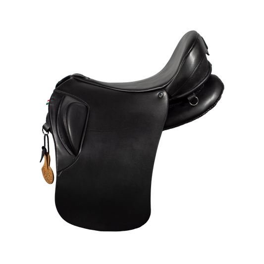 Sella equestre Ghost modello Roma Classic in pelle nera vista di profilo, con quartiere lungo rettilineo tipo dressage, appoggi sagomati e targhetta in cuoio Ghost su sfondo trasparente.