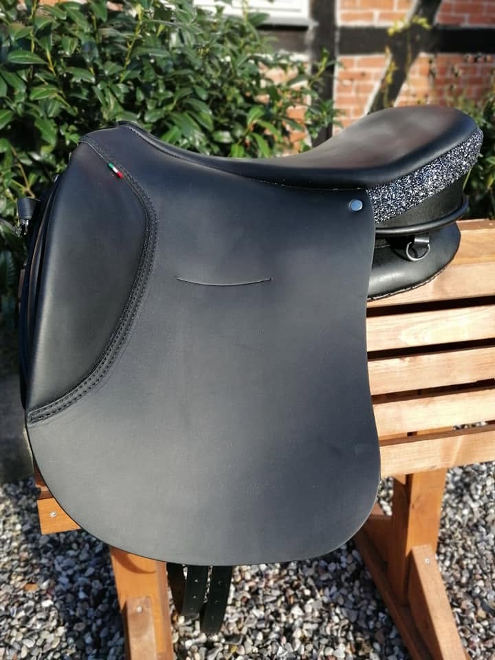 Sella senza arcione Ghost modello Torino in pelle oliata nera con dettagli glitter neri sulla paletta