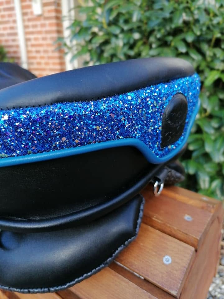 Dettaglio della paletta della sella senza arcione Ghost Torino Classic in pelle nera con finitura e profilo glitter blu